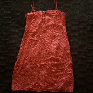 blommig klänning  - blommig sommar klänning köpt på vila i jättefint skick strl s 