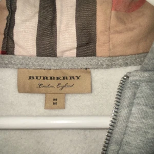 Burberry Zip Hoodie  - Bra och fint skick använd några få gånger men inga synliga skador.