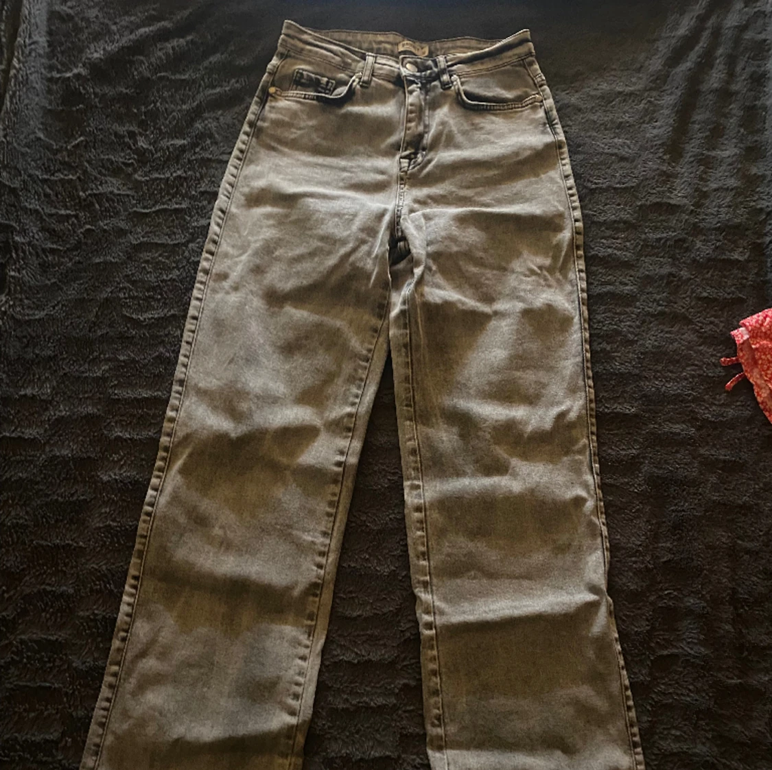 gråa jeans 