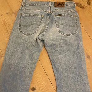 Lågmidjade bootcut lee - Super snygga Lågmidjade/midwaist lee jeans som tyvärr inte passade !!buda i kommentarerna!! Byter även gärna 
