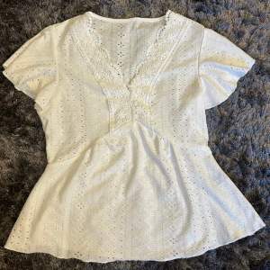 Säljer denna vita blus som jag köpte på shein! Endast använt fåtal gånger! 💞 kom privat för fler bilder! 