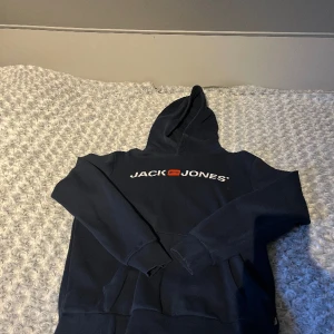 Jack jones hoodie  - Hoodie i använt skick priset kan diskuteras. 