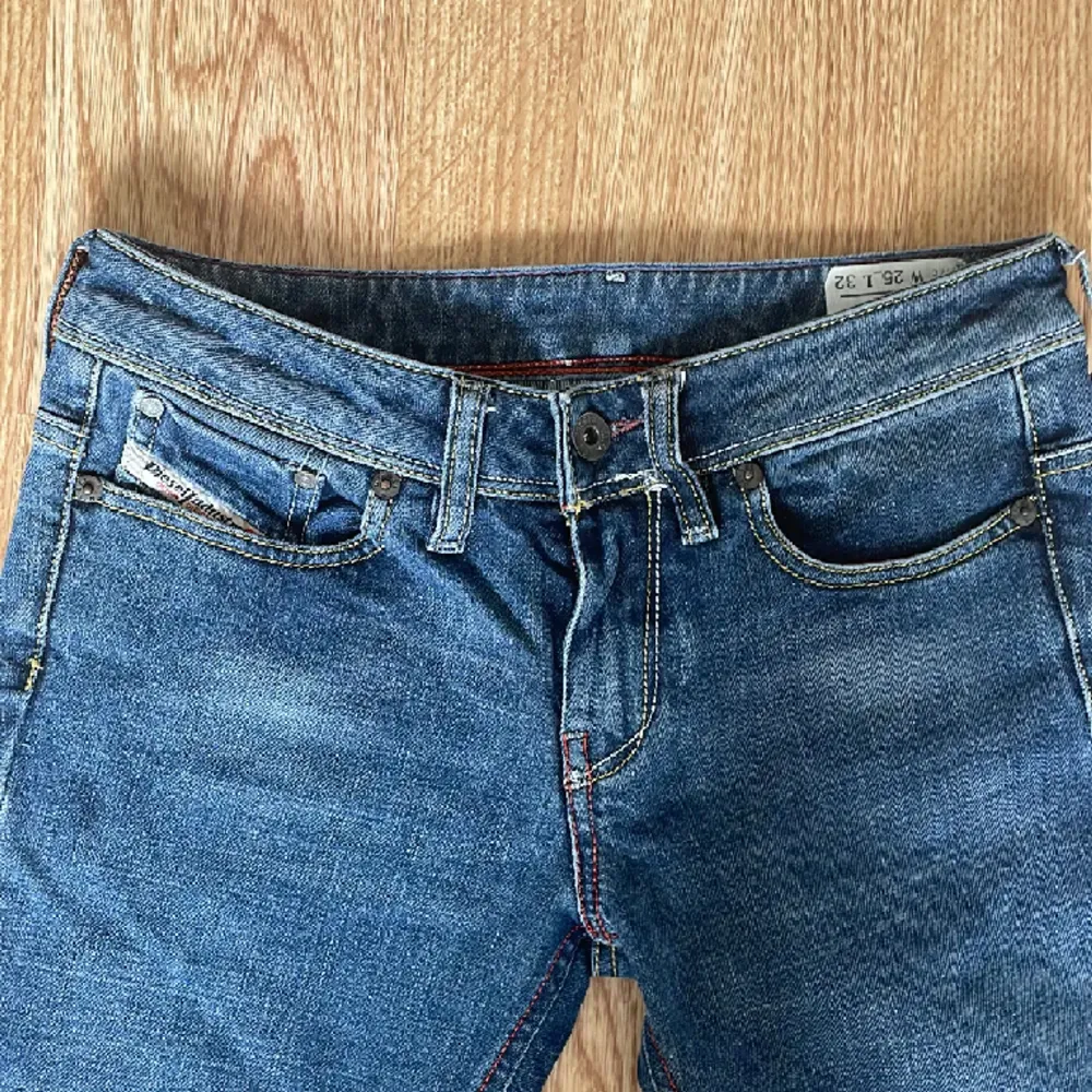 Säljer mina sjuukt snygga lågmidjade diesel jeans!💘 säljer då de tyvärr inte passar mig😔 skriv för egna bilder💘. Jeans & Byxor.