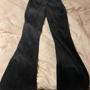 Mjukisbyxor  - Utsvängda mjukis byxor från Lindex väldigt fina och väll andvända men i fint skick