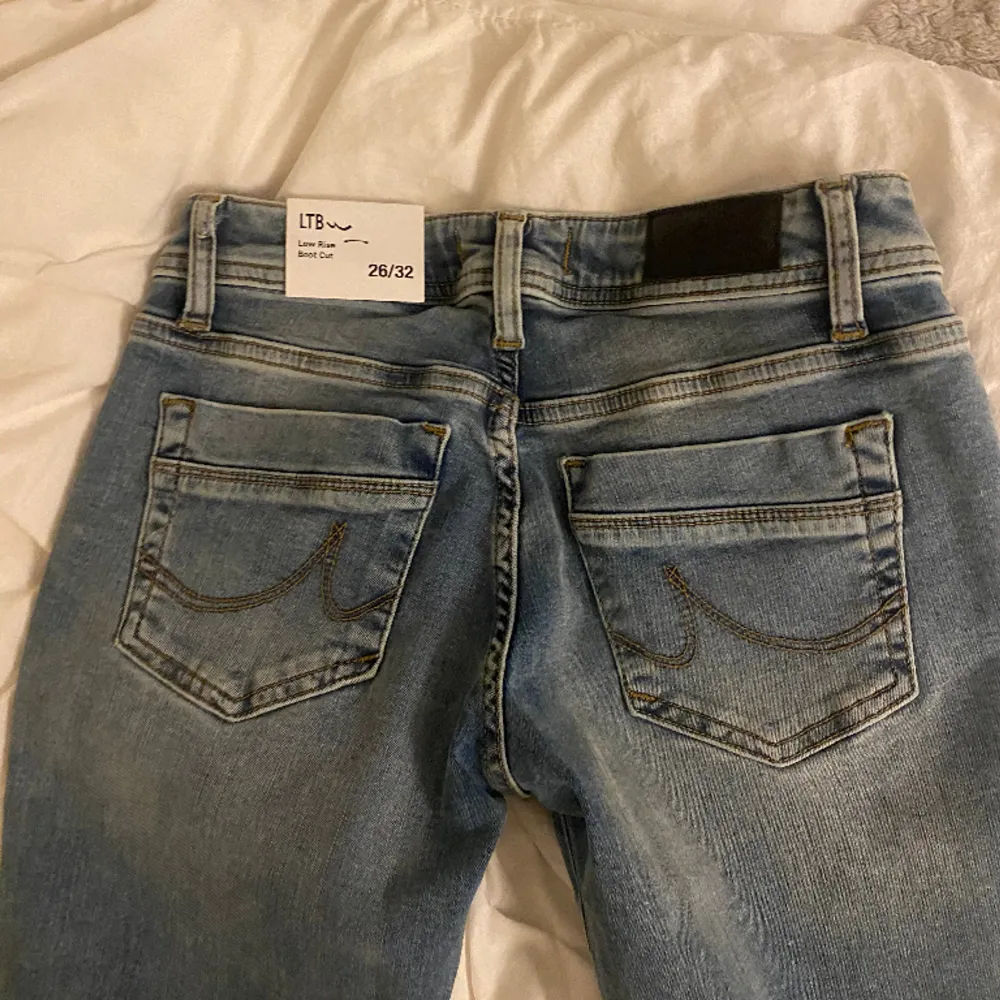 Säljer mina snygga ltb jeans med lappen kvar! Helt nya och aldrig använt. Endast testat. Köpta på zalando och nypris 829kr💗💗 skriv för fler frågor och funderingar🫶🏻. Jeans & Byxor.