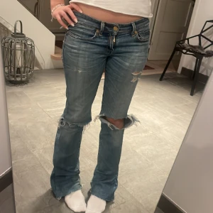 Replay jeans - Jätte coola och unika jeans från replay!många hål och väl använda men super fina.