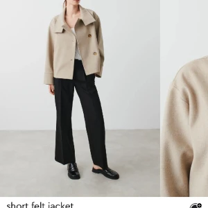 Kappa - Säljer denna jättefina kappa från ginatricot ! Den kommer aldrig till användning 💖