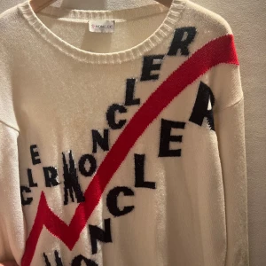 Moncler Kashmir Tröja - Säljer nu min superfina Moncler tröja i kashmir. Den är använd ungefär tre gånger. Superfin kashmir som håller en varm och cool, detaljrik design. Nypris ligger runt 7000kr. Om ni har frågor får ni gärna höra av er!