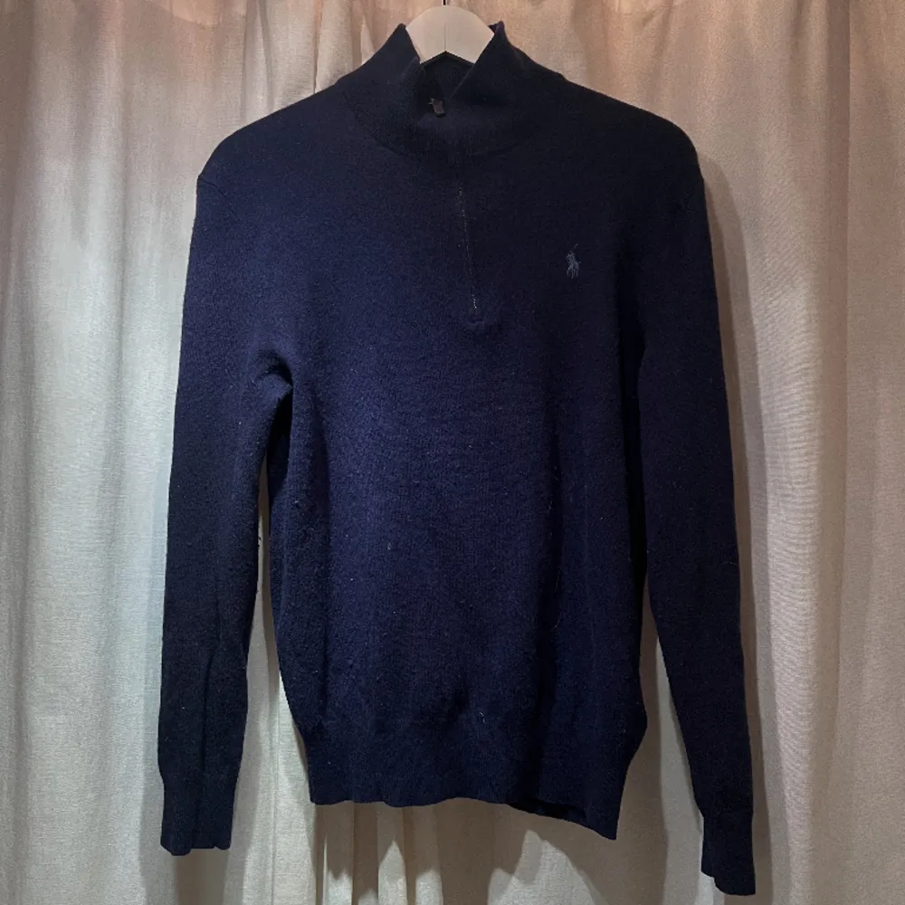 Hej! Säljer en stickad tröja från Polo Ralph Lauren, då den är för liten. Den är väl skött och använd vid fåtal tillfällen. Väldigt snygg marinblå färg och passar perfekt med en skorta under.  Nypris: 1985kr (zalando)  Hör av dig för mer bilder! . Tröjor & Koftor.