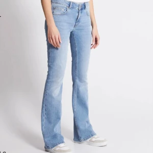 Low waist jeans - Bra skick och jättefina men är lite stora i Midjan på mig