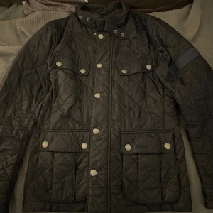 Barbour jacka  - Hej, säljer nu den här skit snygga jackan från Barbour i marinblå som är riktigt schysst nu till våren. 10/10  Nypris 3000 mitt pris 700kr  Hör av dig om du har några frågor :)
