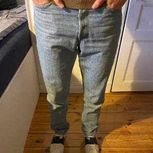Ljusblåa jeans från Jack & Jones | Storlek: W29 L34 - skick: använda fåtal gånger - vårat pris 189kr - Nypris 449kr - modellen är 182cm