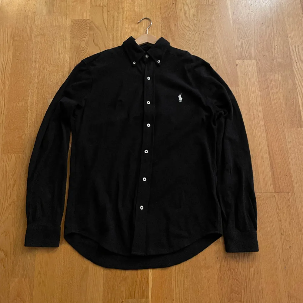 Säljer denna svarta polo skjortan av bomull. Kan gå ner till 600 men inte mer, nypris 1200 . Skjortor.