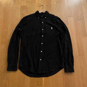 Säljer denna svarta polo skjortan av bomull. Kan gå ner till 600 men inte mer, nypris 1200 