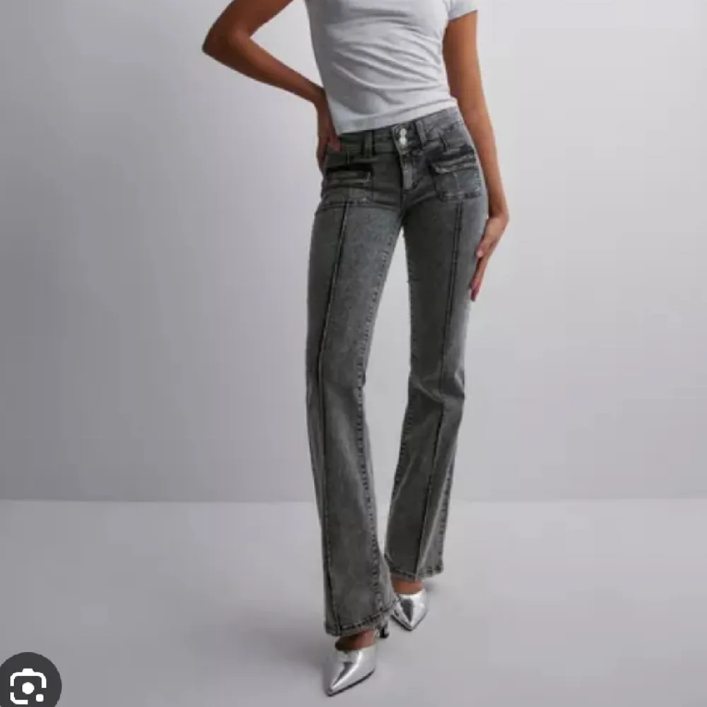 Säljer dessa sjukt populära jeans från nelly då dom inte används, ny pris är 700kr. Hör av er vid frågor, först till kvarn 500kr💕. Jeans & Byxor.