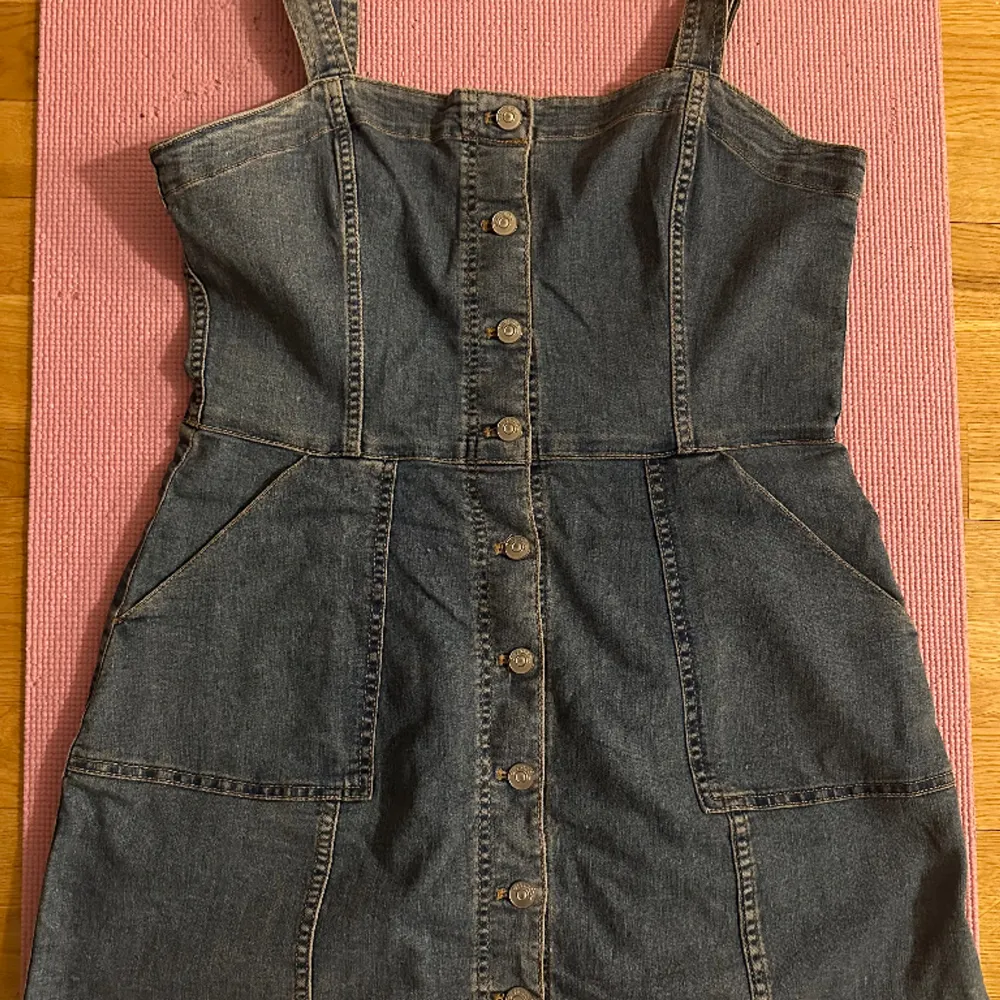 Jeans dress DIVIDED used twice. In very good condition. . Klänningar.