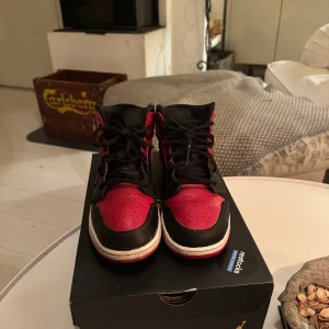 Air jordan 1 mid stormed 40 - Bra använt skick, ett litet märke på framsidan, inklusive skokartong 