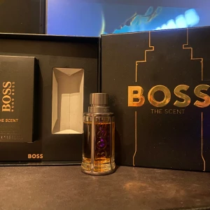Hugo boss the scent  - Hugo boss the scent parfym det är lite mer än 40 ml kvar jätte god lukt och varar länge du får med lådan ställ gärna frågor köpt för cirka 1000 kronor