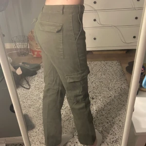 Cargo pants - Ett par mörkgröna cargo byxor, jeans material! Köpta för ett år sedan från Pullk&Bear, använda 1 gång, nytt skick!🩷
