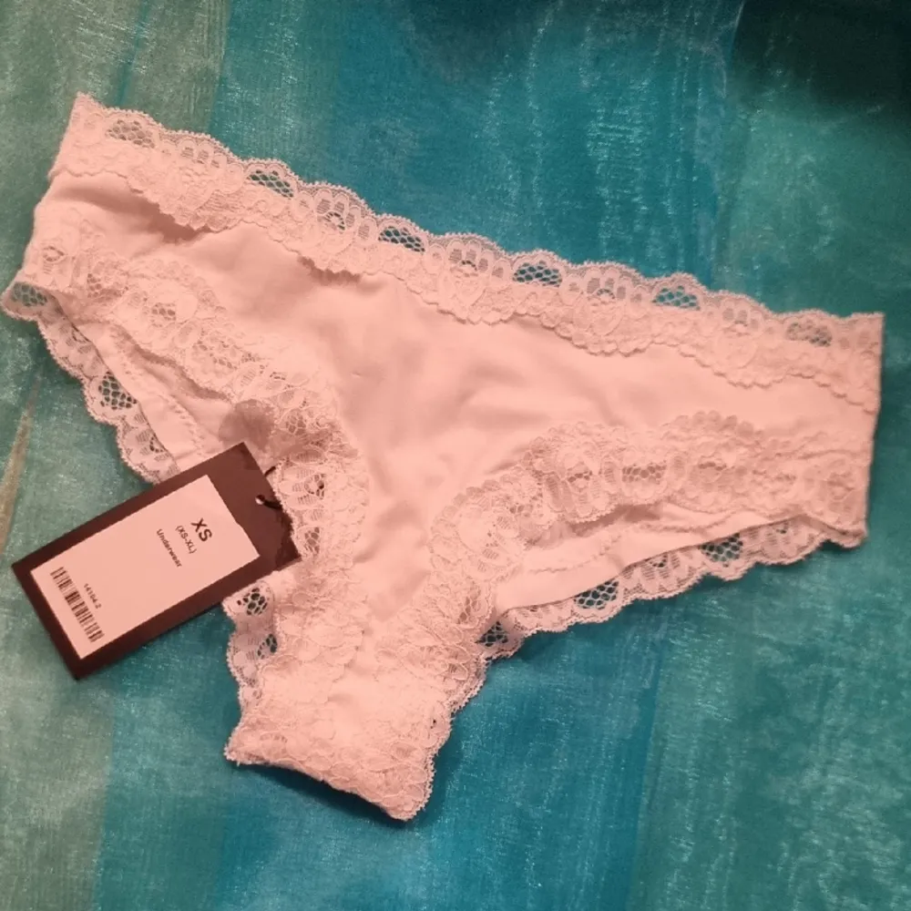 2pairs of lingerie/lace panty. Size: xsmall and small. Colors:white/brown Brandnew with tags.. Övrigt.
