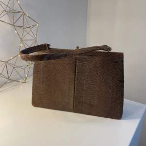 Vintage jättefin brun väska i ett hårt material🤍✨ Fint skick! 