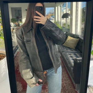 Vintage skinnjacka - Säljer denna grå/bruna skinnjackan. Sitter lite oversized på mig som vanligtvis är en S. 🤎