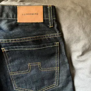 Tja, säljer dessa snygga j.lindeberg jeans. Storleken som visas är 32/32 men dem är små i storleken så skulle säga att dem ligger på 29/32, super bra skick och riktigt snygga brallor! Skriva för fler bilder. Modell - straight fit