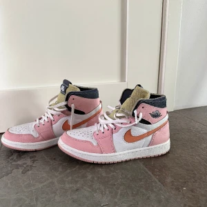  Jordans zoom air  - Nästan helt nya använd bara några fåtal gånger tvättas självklart innan, köpte dem för 2500 säljer för 1000 