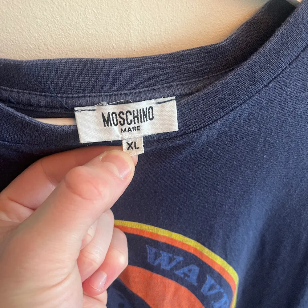 Blå Moschino t shirt med 