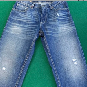 Dondup jeans - Säljer nu dessa riktigt snygga dondup jeans i storlek 33. Modellen på jeansen är Brighton vilket är regular fit. Nypris 3000. Skriv för fler frågor eller bilder!