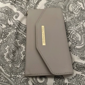 Ideal of Sweden Plånboksfodral - Ett oanvänt Plånboksfodral från ideal of sweden, tror inte denhär modellen finns kvar på hemsidan🙌🏻men kostar 399kr nytt🤗