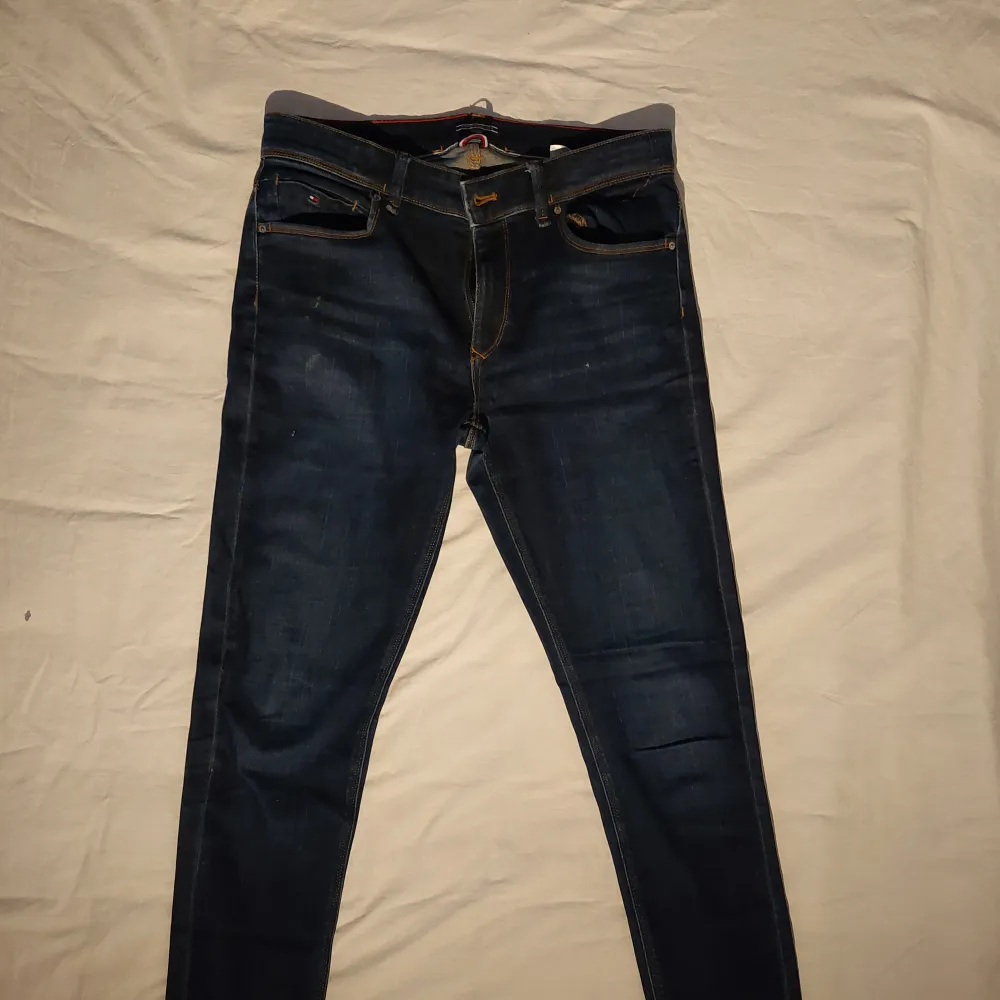 Tomy hillfiger jeans slim fit 170 cm längd väligt gott skick. Jeans & Byxor.