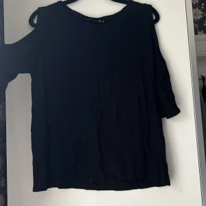 T-shirt med öppna axlar - Fint skick Halvlånga ärmar med öppning över axlarna