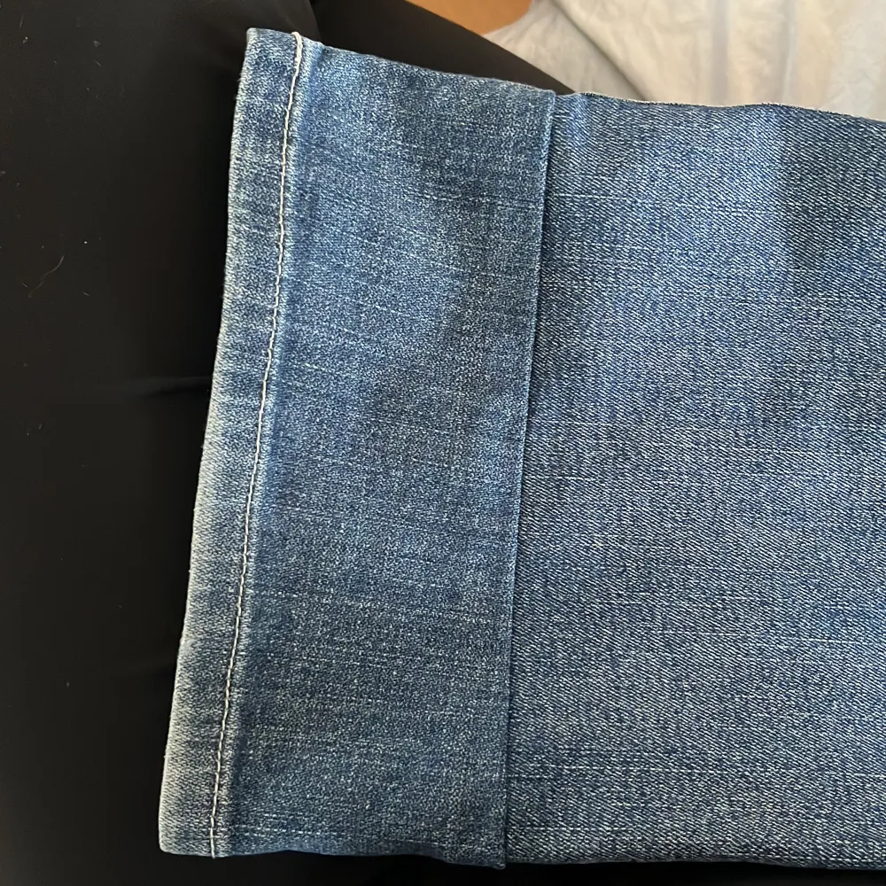 Säljer dessa bootcutjeans i stretchigt material på grund av att de inte kommer till användning. Jag har dessutom låtit dem förlängas, vilket bara är att ta bort om man inte önskar extra långa byxor.. Jeans & Byxor.