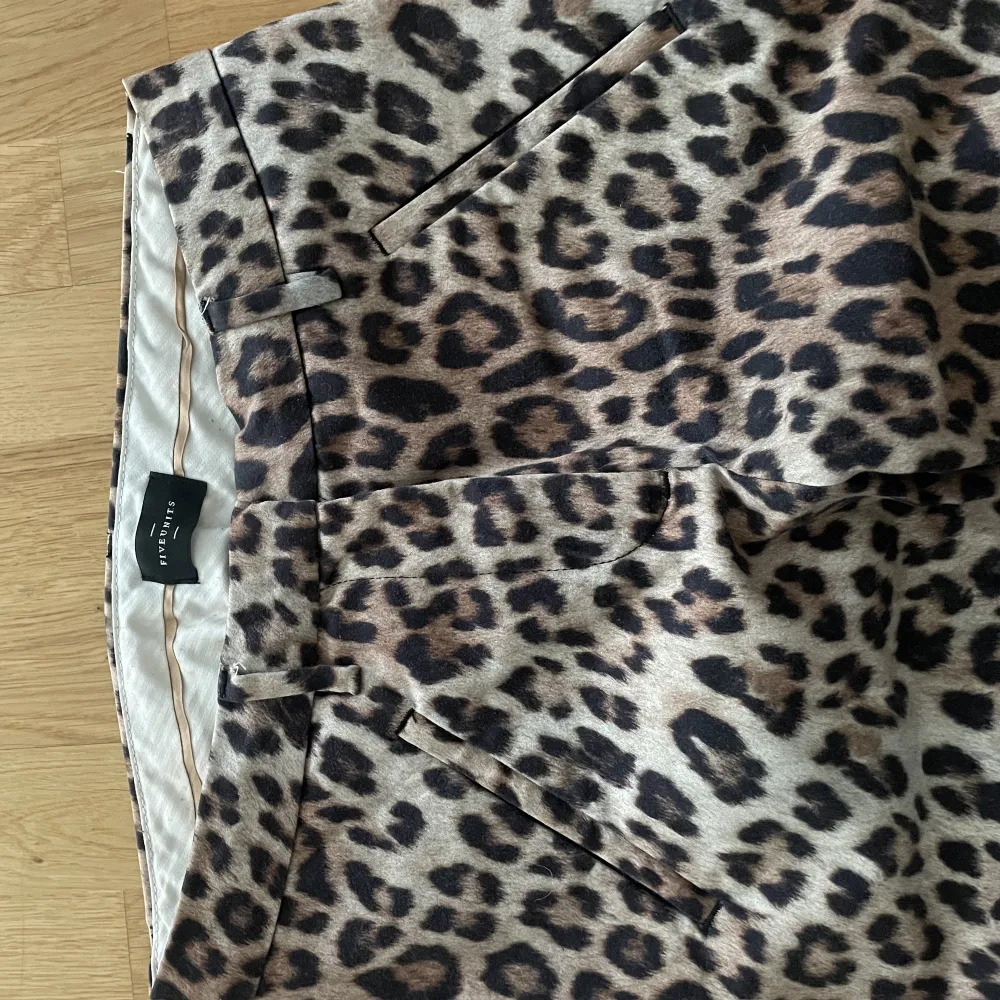 Snygg kostymbyxa i leopard från fiveunits. Stl: 25  Sparsamt använda.  Nypris: 1200 . Jeans & Byxor.