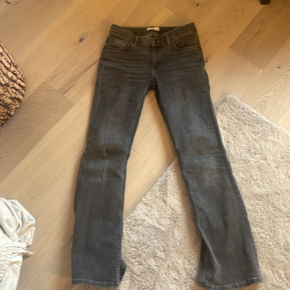 Säljer dessa mörkgråa jeans från Gina tricot eftersom att de är lite för stora för mig. Har använt dom flera gånger fast de ser ut som nya. Fråga gärna frågor! Pris går att diskutera vid en snabb affär. Jeans & Byxor.