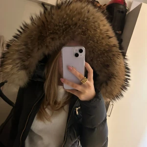 Hollies jacka 36 - Hollies jacka som ny använd ca2-3 gånger så det är som en ny jacka  Gulddetaljer  Jättestor fin äkta päls   Storlek 36 