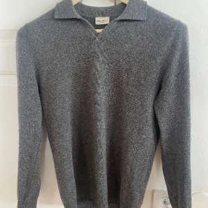 Kashmir tröja  - Säljer denna riktigt snygga pike från John Henric. Storlek S, kashmirblandning. Hör av er vid minsta fundering. Priset går att diskutera!