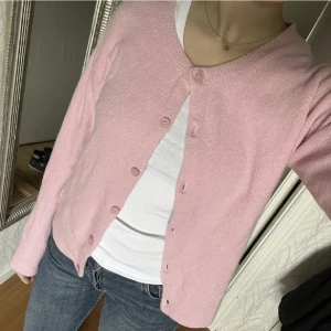 Kofta - Säljer min superfina rosa kofta från &otherstories! Den är verkligen så söt nu till våren! Skriv för mer info!💕 (första bilden är lånad)