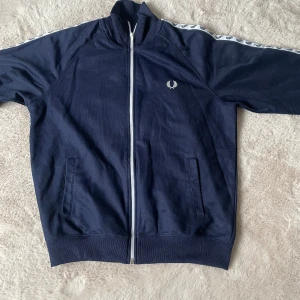 Fred perry tröja  - Säljer denna stiliga tröjan då den aldrig används längre, använt den få gånger och storleken är M.  Köpt för 1400kr