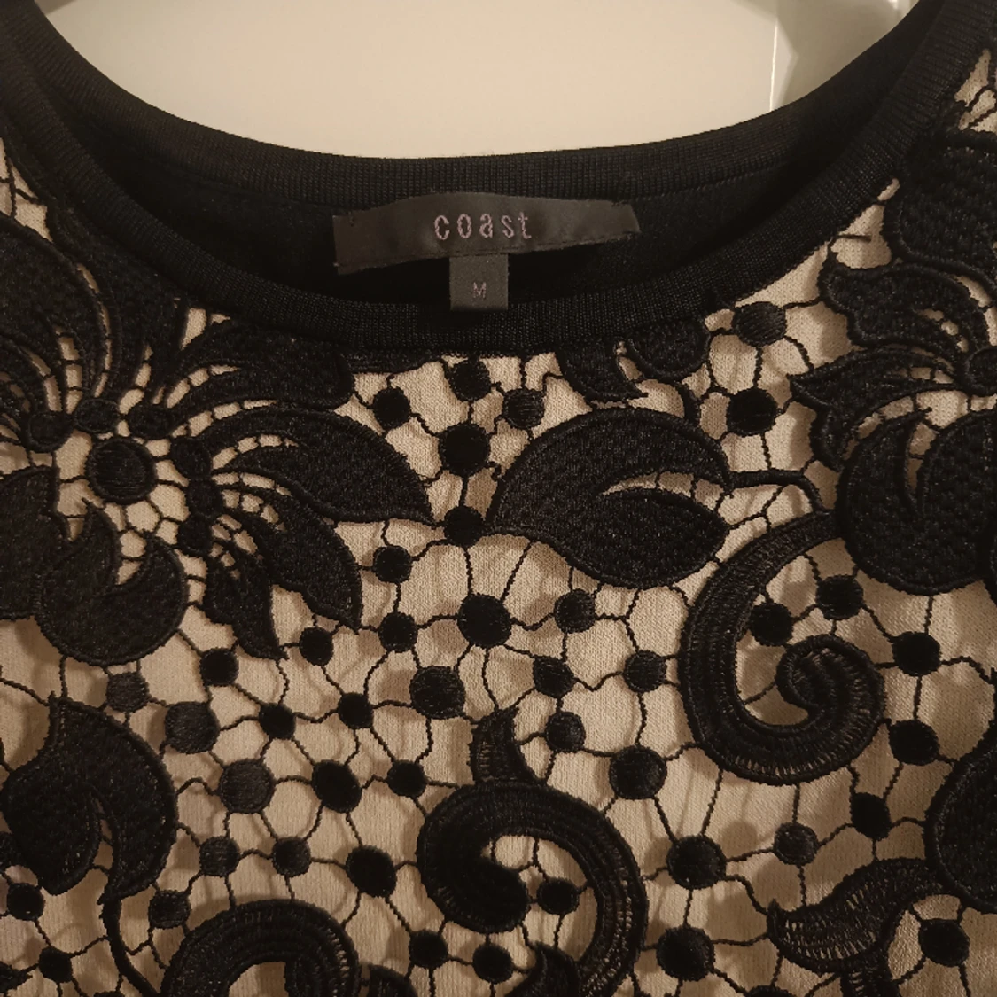 Topp med broderad spets från Coast  - 90
