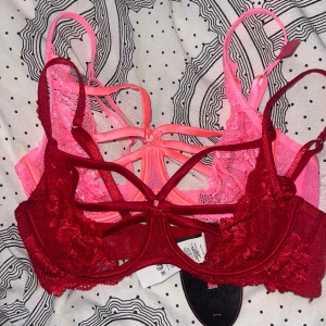 Oanvända hunkemöller BH - 2 stycken super snygga BH:s från Hunkemöller private collection, i röd & skrik rosa färg. Helt oanvända med pris lapp kvar. Båda är i storlek 75B