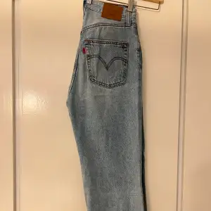 Säljer dessa superfina Levi’s jeans. I nyskick då jag kände att modellen inte riktigt var min stil! W26L31