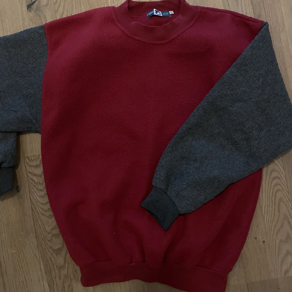 Röd tjocktröja med gråa ärmar  - 90