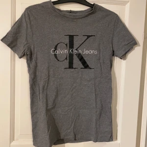 Calvin Klein T-shirt  - Storlek S. Lite avskavt från trycket, annars bra skick. Köparen står för frakt.