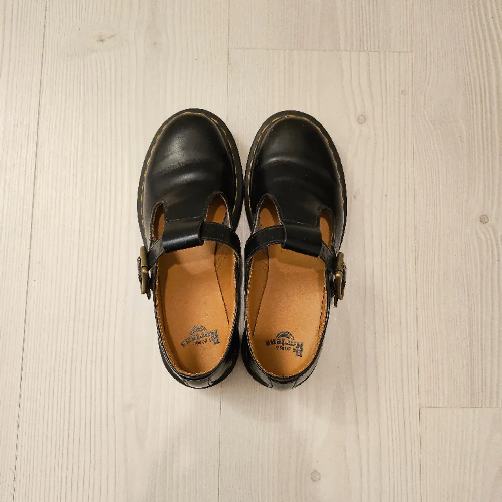Ett par superfina Mary Jane-skor från Dr. Martens i storlek 37, knappt använda. De köptes för 1900kr och är i mycket gott skick! . Skor.