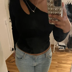 ribbad topp - säljer pågrund av att den tyvärr är för tajt för mig då jag köpte den för ett par år sen💘