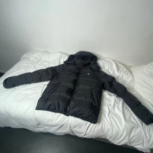 ck jacka - ck jacka i ny skick använd i ca 2 månader säljer då jag skaffat ny jacka storlek M men sitter som S