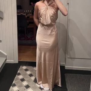 Balklänning  - Säljer en superfin oanvänd balklänning från asos. Alla lappar sitter kvar och den är endast testad en gång. Den är öppen i ryggen och har tre knappar i nacken som stänger klänningen. ❣️🫶