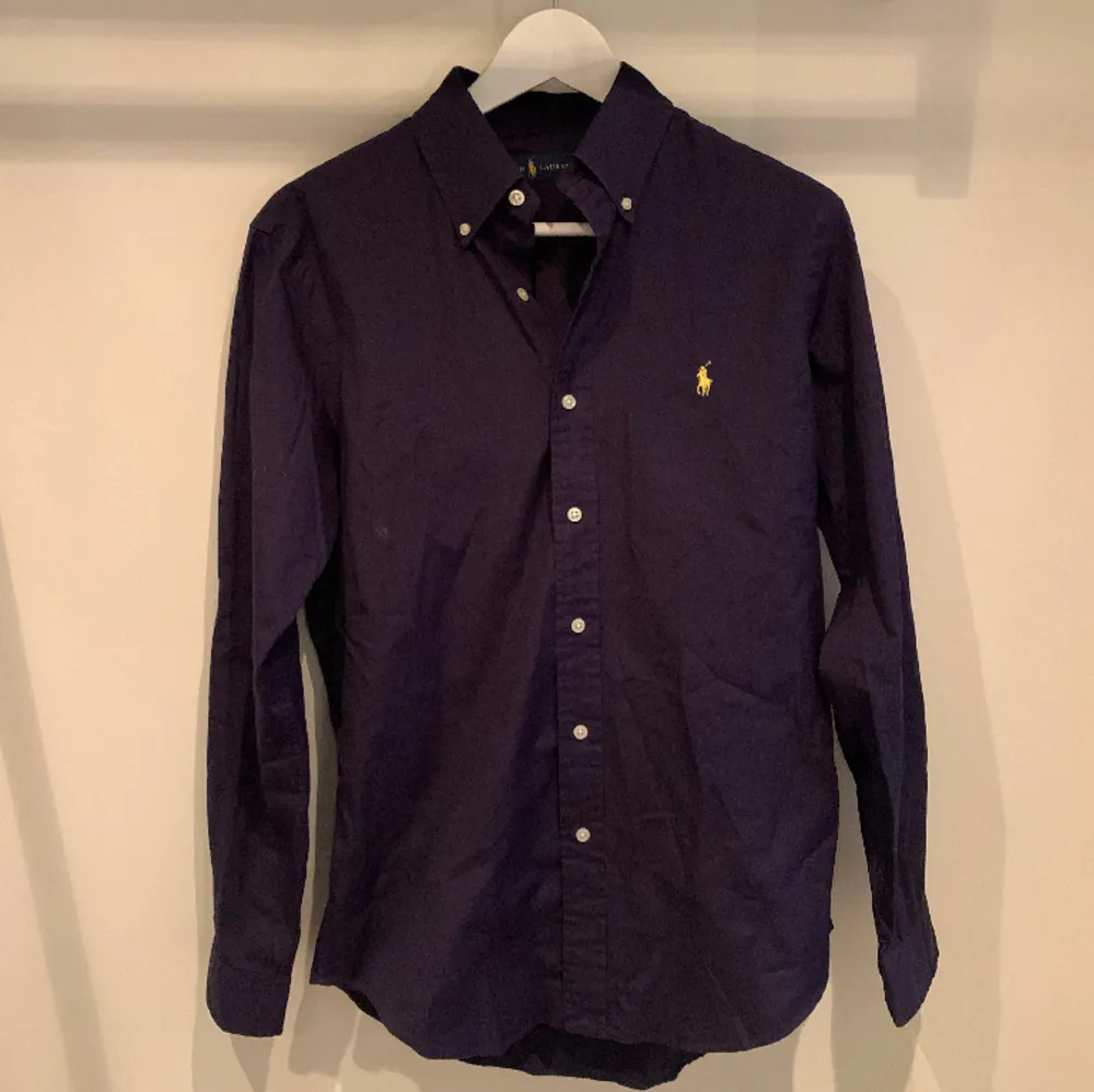 Fin ralph lauren oxfordskjorta | väldigt bra skick | perfekt nu till vår/sommar | han på bilden är 180cm lång | kontakta mig för mer info 😁. Skjortor.